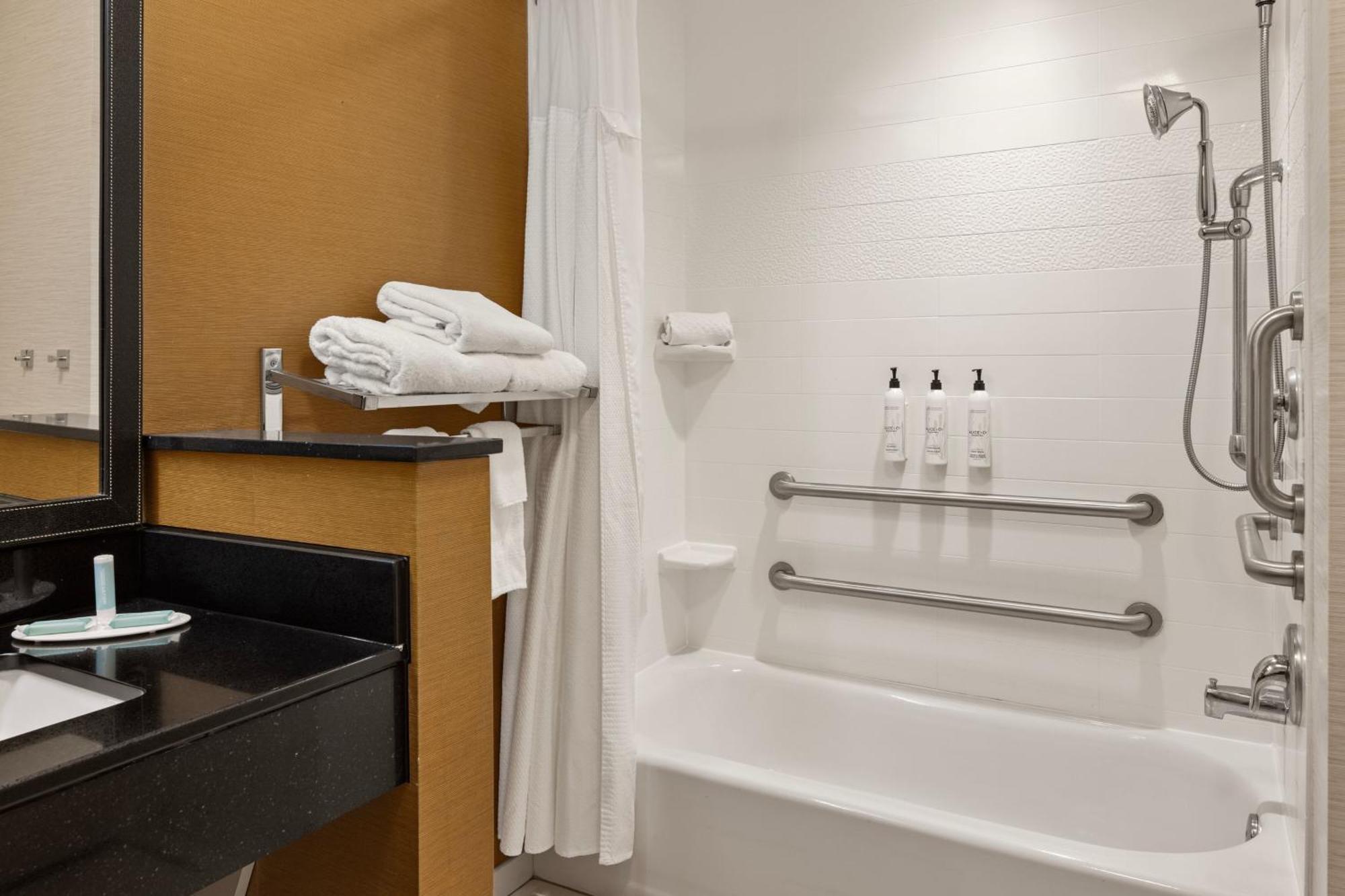 Fairfield Inn & Suites By Marriott Waterloo Cedar Falls Bagian luar foto