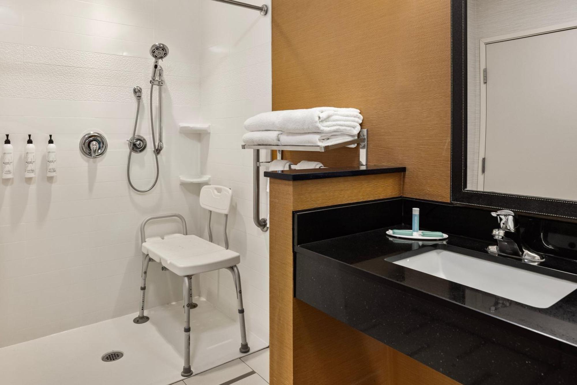 Fairfield Inn & Suites By Marriott Waterloo Cedar Falls Bagian luar foto